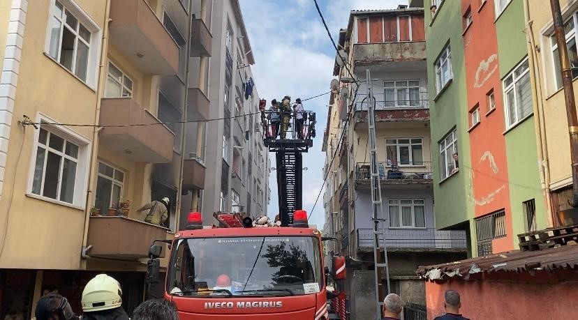 PENDİK’TE BAYRAM GÜNÜ KORKUTAN YANGIN: MAHSUR KALANLAR KURTARILDI