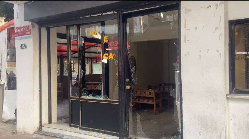 PENDİK’TE KIZ KARDEŞLERİYLE GÖRÜŞEN ŞAHSIN ABİSİNE AİT DÜKKANA GELEN SALDIRGANLAR