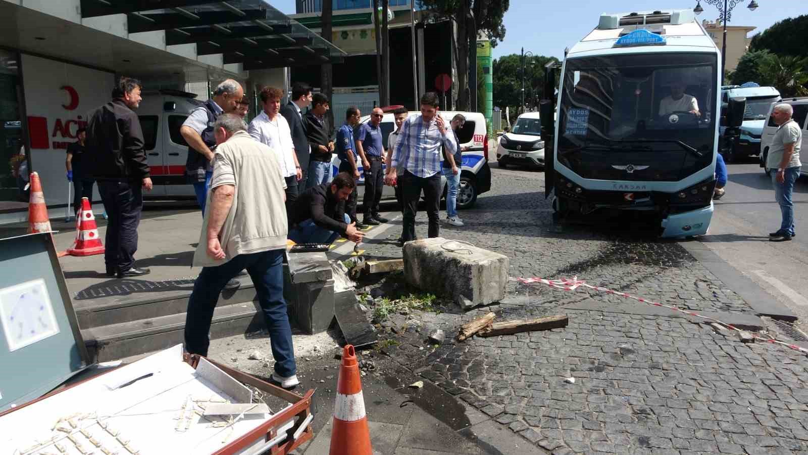 PENDİK’TE FRENİ PATLAYAN MİNİBÜS HASTANENİN ÖNÜNDEKİ PANOYA ÇARPARAK DURDU