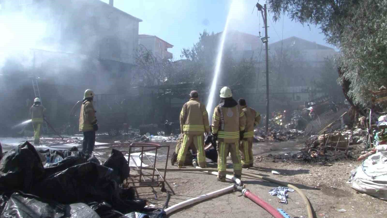 PENDİK’TE BULUNAN BİR HURDA DEPOSUNDA YANGIN ÇIKTI. ARA ARA PATLAMA