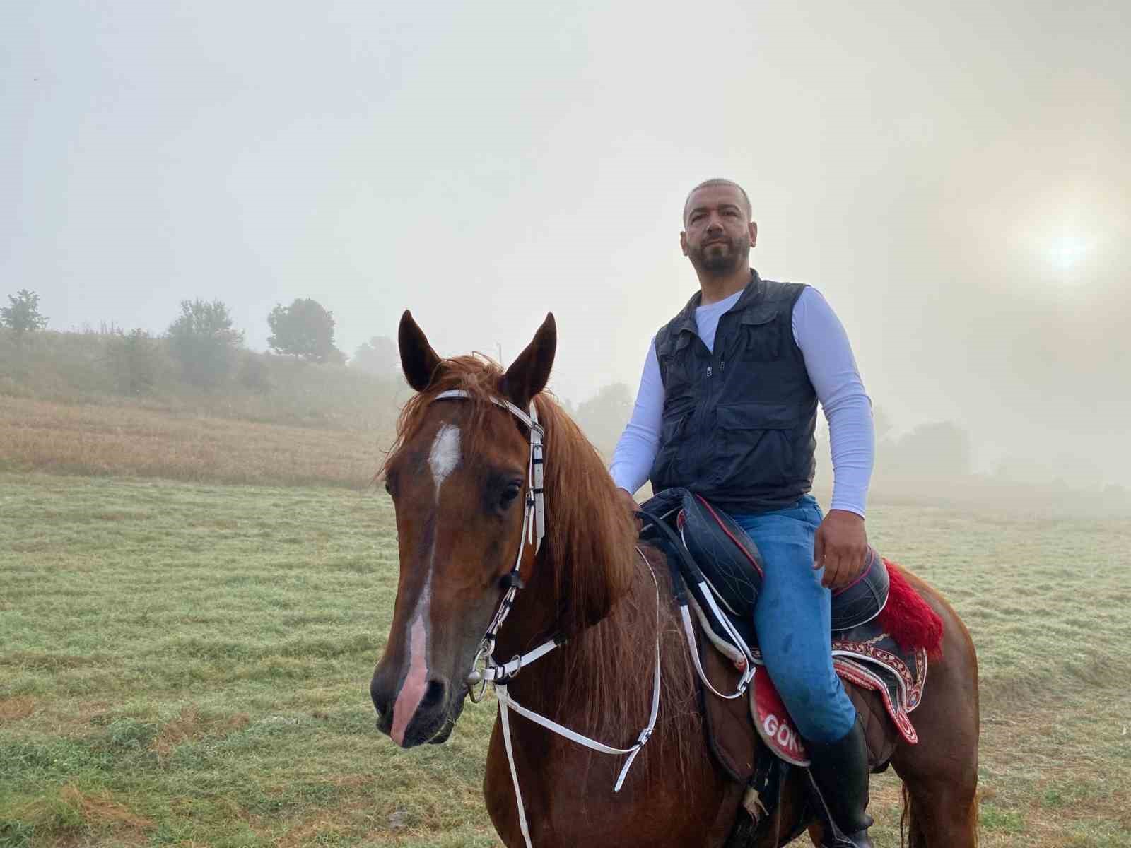PENDİK'TE BİR VATANDAŞ, KAÇAN KURBANLIK DANASINI KOVBOY GİBİ AT SIRTINDA