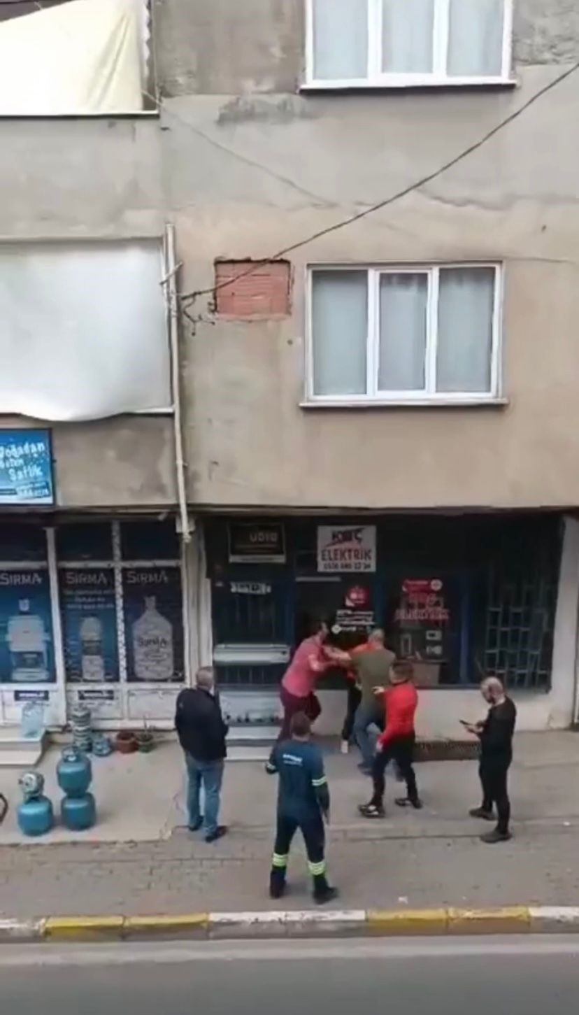 Pendik’te suçüstü yakalanan hırsıza esnaftan meydan dayağı PENDİK’TE BİR DÜKKANDAN HIRSIZLIK YAPMAYA ÇALIŞIRKEN YAKALANAN ŞAHIS, ESNAF TARAFINDAN