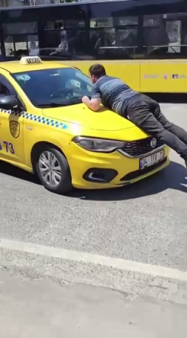 OTOMOBİL SÜRÜCÜSÜ ŞOFÖRÜN KAÇTIĞINI DÜŞÜNEREK KAPUTUN ÜZERİNE ÇIKTI, ARACIN CAMINI