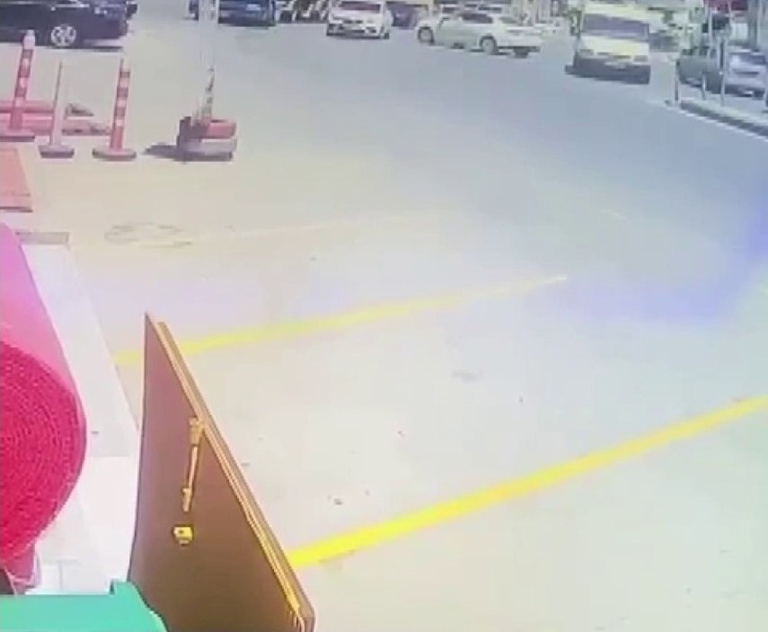 PENDİK'TE YOL VERME KAVGASINDA TARTIŞAN KAMYON SÜRÜCÜSÜ ARACINDAN İNERKEN EL