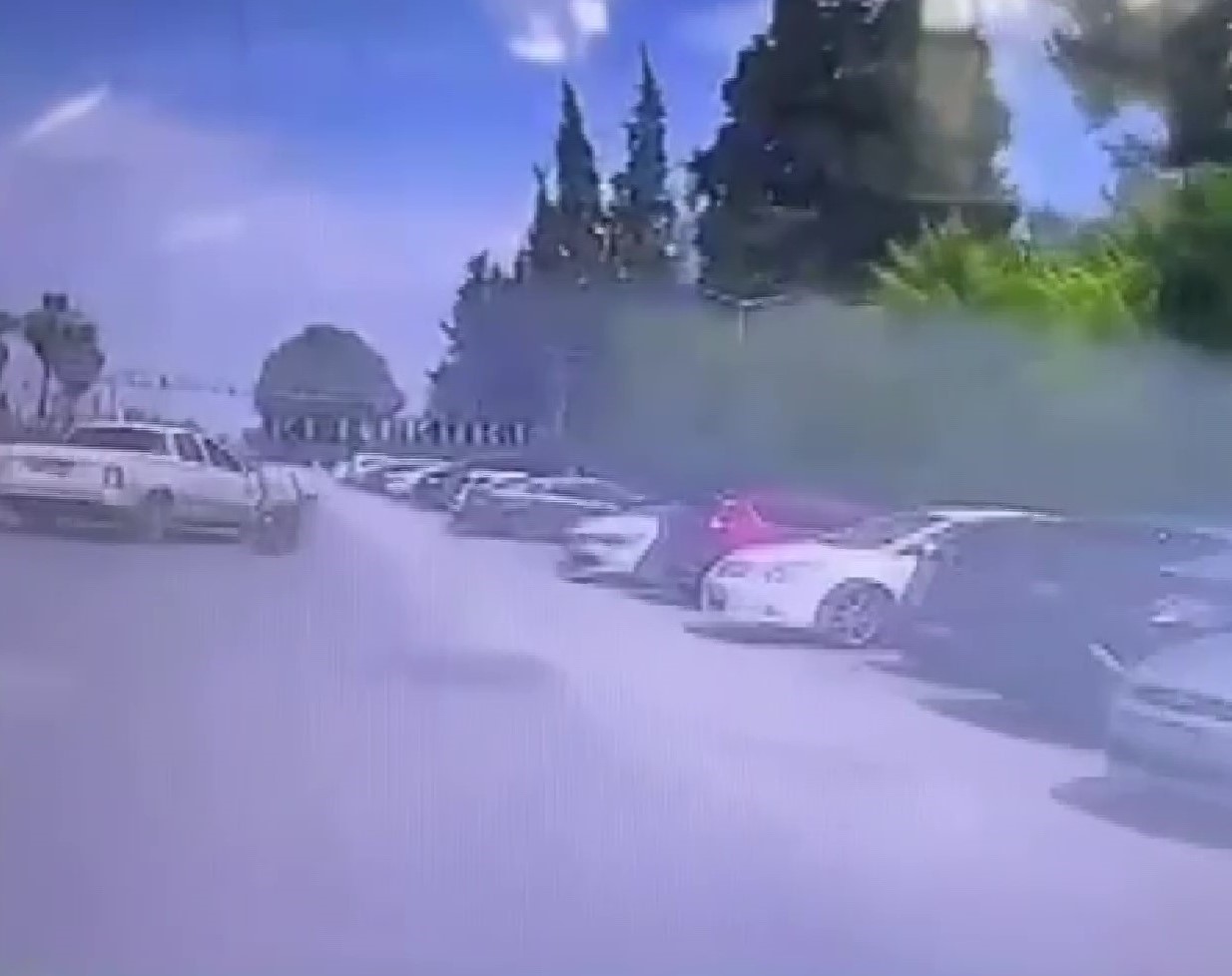 ADANA’DA PİKABIN MOTOSİKLET SÜRÜCÜSÜNE ÇARPIP YOLA SAVURDUĞU ANLAR KAMERALARA YANSIDI.