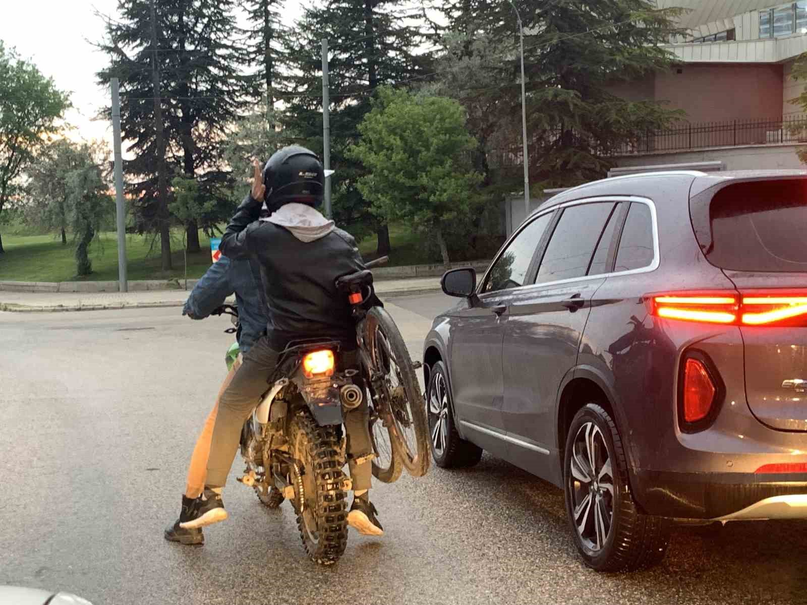 ESKİŞEHİR’DE PLAKASIZ MOTOSİKLETLE YOLCULUK YAPAN İKİ KİŞİNİN YANLARINDA BİSİKLET TAŞIMASI