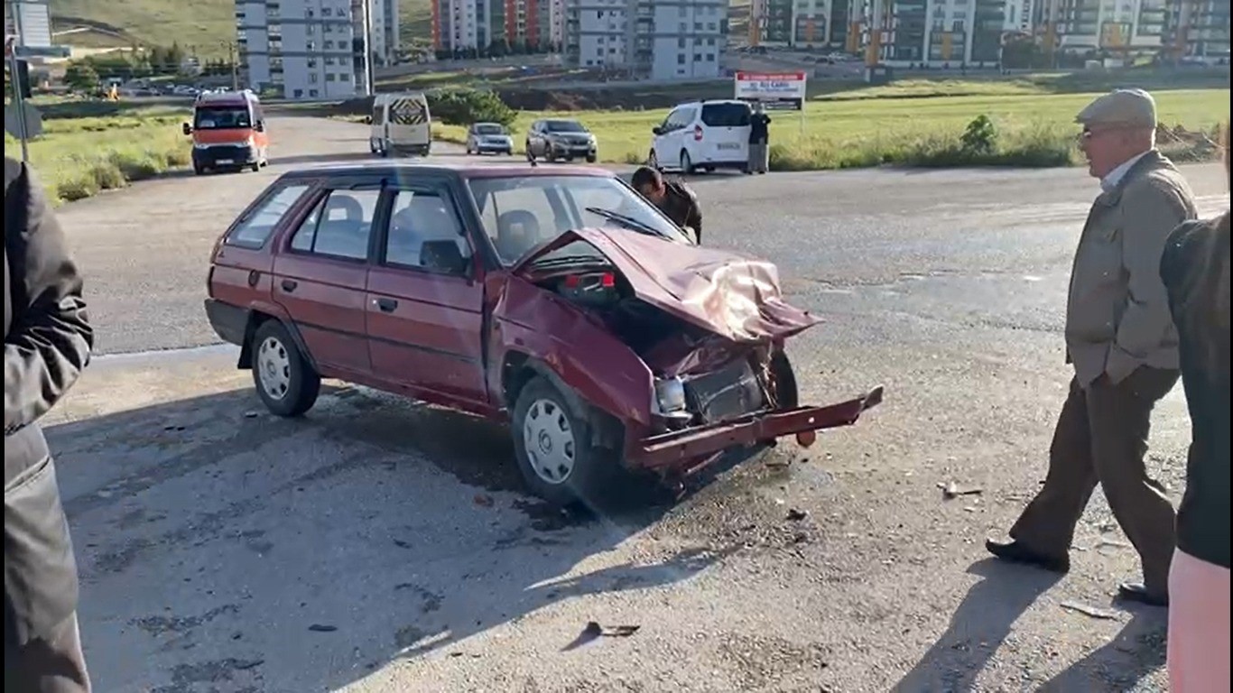 POLATLI’DA İKİ OTOMOBİLİN ÇARPIŞTIĞI KAZADA AYNI AİLEDEN 4 KİŞİ YARALANDI.
