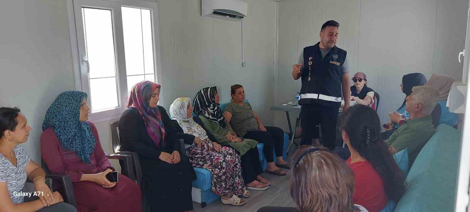 POLİS, KONTEYNIR KENTTE VATANDAŞLARI BİLGİLENDİRDİ, BROŞÜR DAĞITTI