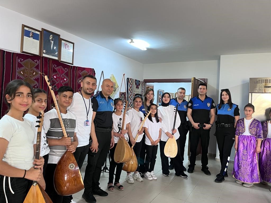 ADANA’DA POLİS KURSİYERLERLE SAZ ÇALIP, KADINLARLA ÇİĞ KÖFTE YAPTI.
