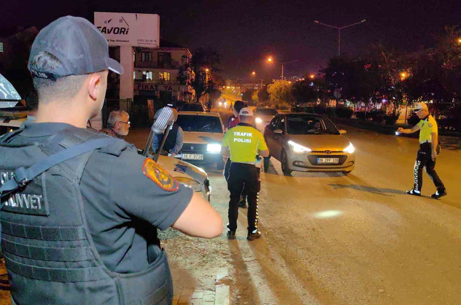 BURSA'NIN İNEGÖL İLÇESİ EMNİYET MÜDÜRLÜĞÜ ŞÜPHELİ ŞAHISLARA YÖNELİK 'HUZUR İNEGÖL'