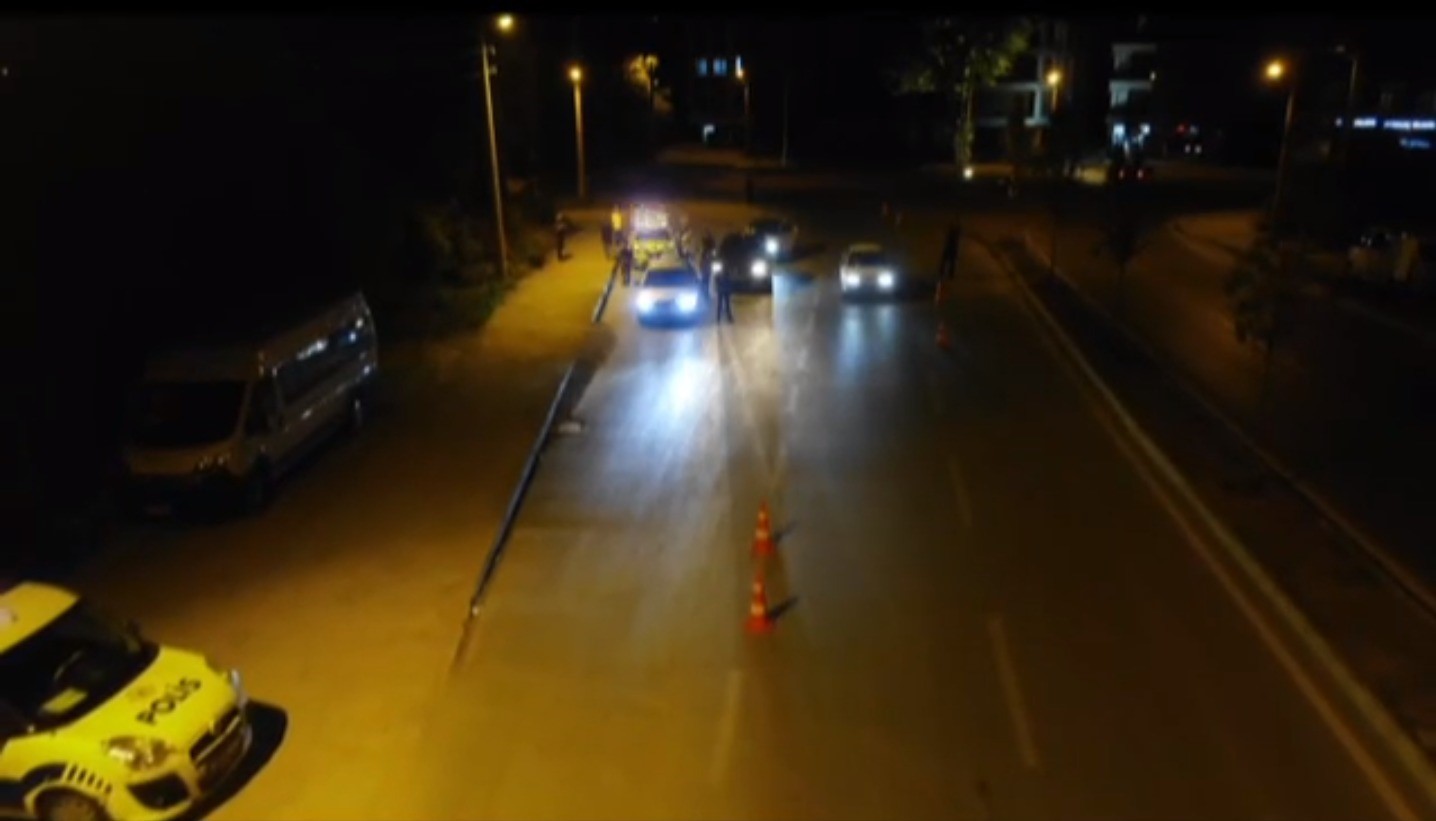 DÜZCE’DE POLİS EKİPLERİ, GECE YARISI 8 AYRI NOKTADA ŞOK UYGULAMALAR