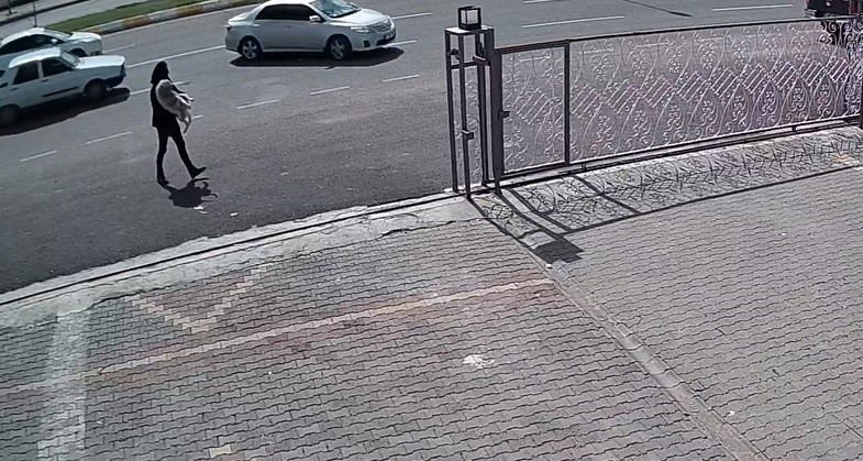 ŞANLIURFA’DA BİR POLİSİN YÜREK ISITAN HAREKETİ SANİYE SANİYE GÜVENLİK KAMERASINA