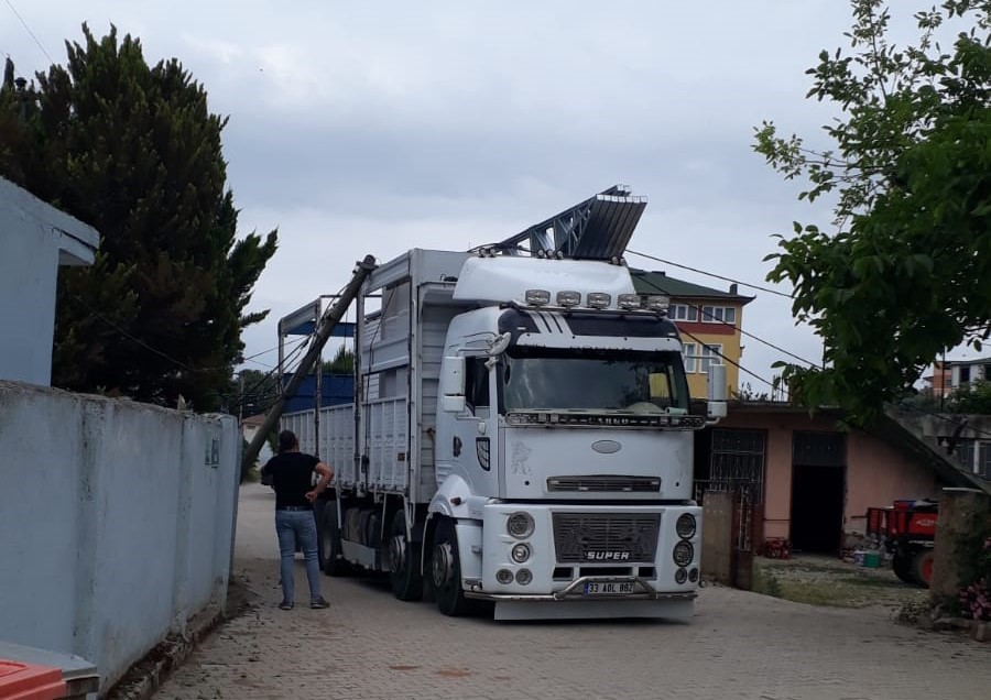 BURSA'NIN İZNİK İLÇESİNDE PREFABRİK EV TAŞIYAN KAMYON, YÜKSEKLİĞİ HESAP EDEMEYİNCE