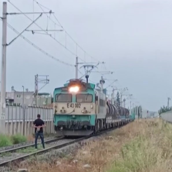 ADANA’DA KİMLİĞİ BELİRLENEMEYEN BİR KİŞİ DEMİRYOLUNA ÇIKARAK YÜK TRENİNİN ÖNÜNÜ
