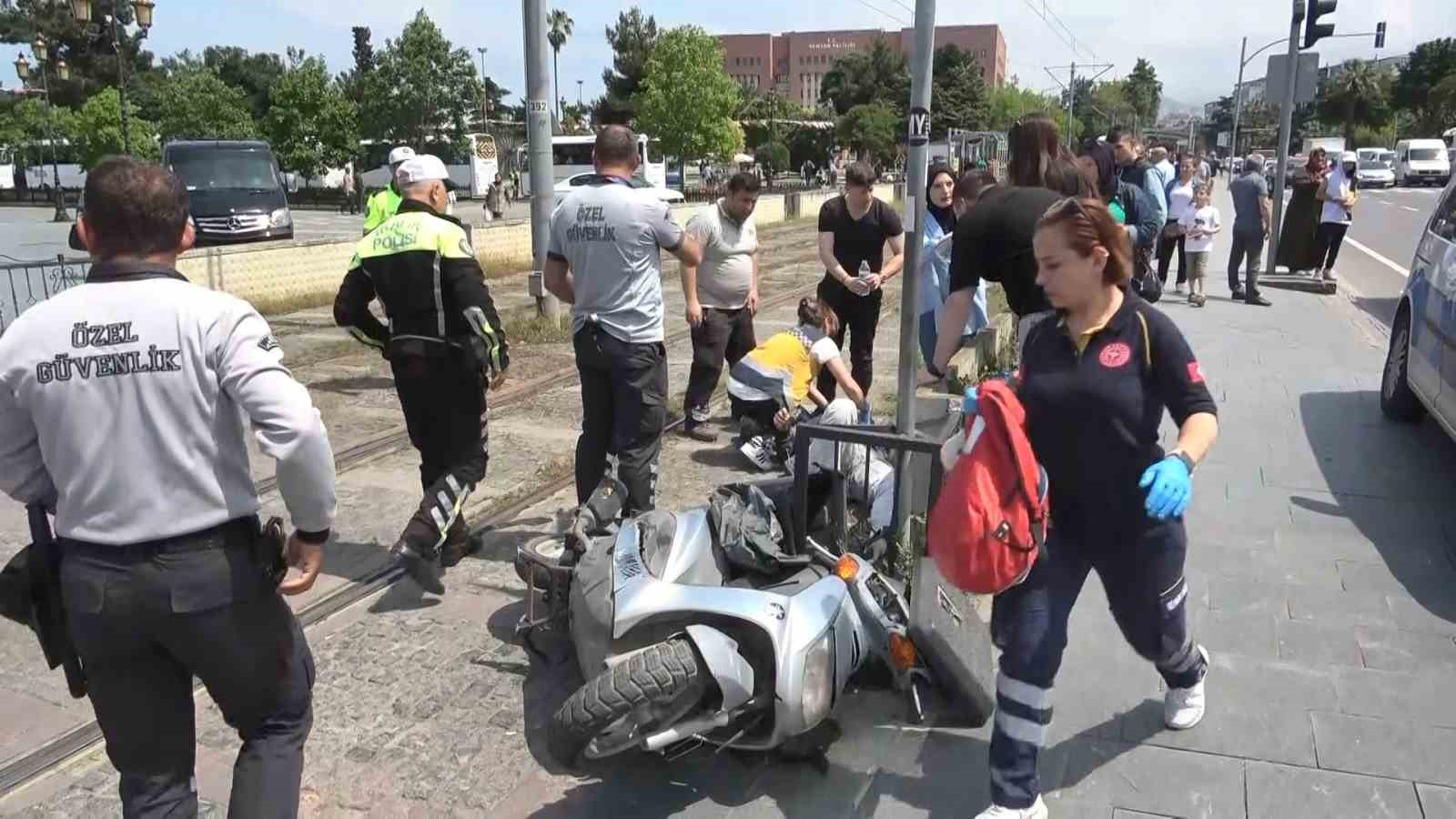 SAMSUN'DA MEYDANA GELEN KAZADA YOLUN KARŞISINA TRAMVAY YOLUNDAN GEÇMEYE ÇALIŞAN