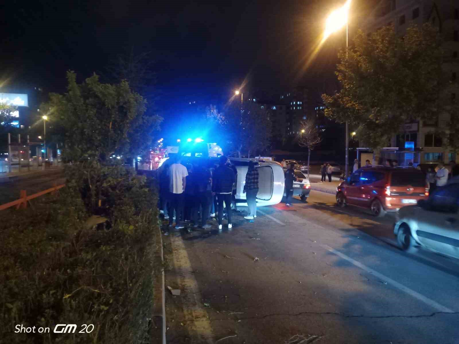 KAYSERİ'NİN KOCASİNAN İLÇESİNE REFÜJE ÇARPARAK TAKLA ATTIKTAN SONRA YAN YANAN