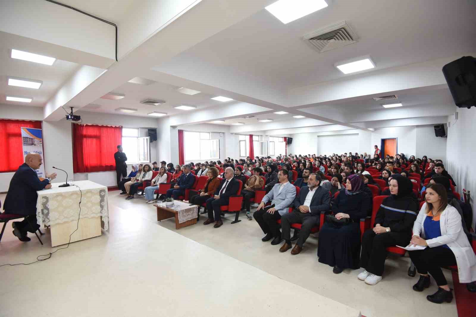 DÜZCE ÜNİVERSİTESİ REKTÖRÜ PROF. DR. NEDİM SÖZBİR, ÖĞRENCİLERE BİR ARAYA