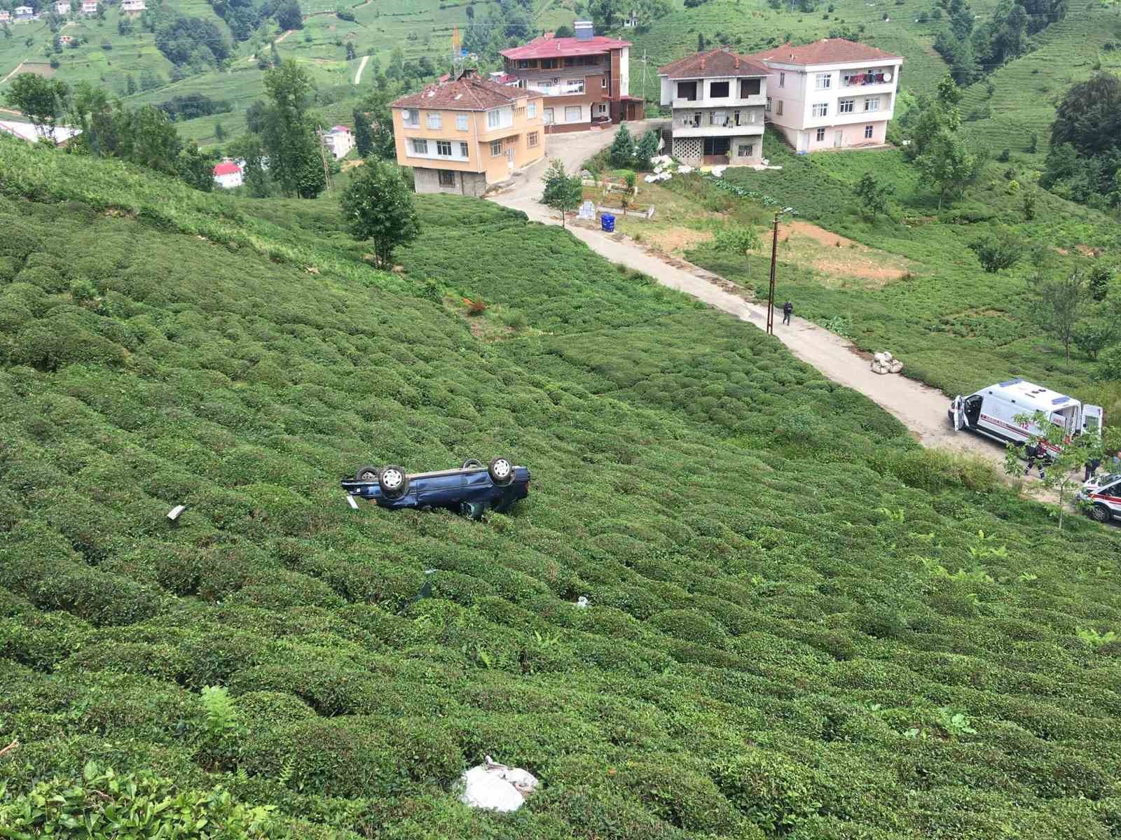 RİZE’DE İÇERİSİNDE 2 KİŞİNİN BULUNDUĞU OTOMOBİL, ÇAY BAHÇESİNE YUVARLANARAK 25