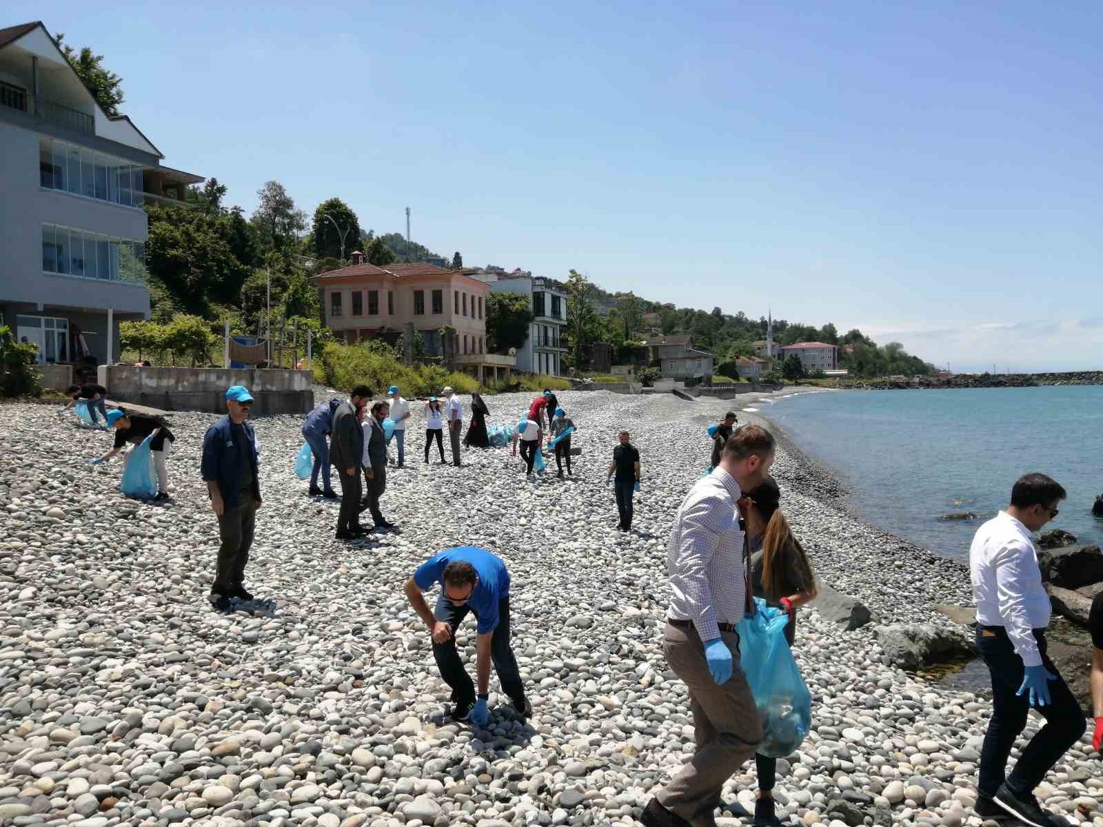 RİZE'DE "8 HAZİRAN DÜNYA DENİZLER VE OKYANUSLAR GÜNÜNDE" PLAJDA KIYI