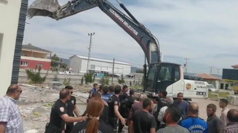 KAYSERİ’NİN KOCASİNAN İLÇESİNDE RUHSATSIZ YAPILARIN YIKIMINDA OLAY ÇIKTI. YIKIMI ENGELLEMEK