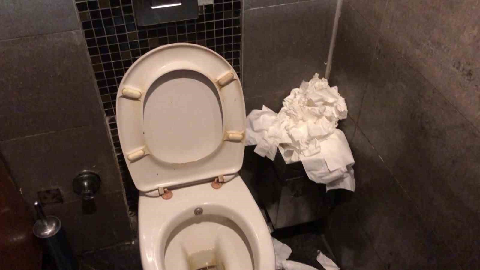 SABİHA GÖKÇEN HAVALİMANI’NDA TUVALETLERDE VE BEKLEME ALANLARINDA YERDE PEÇETELER, YİYECEK