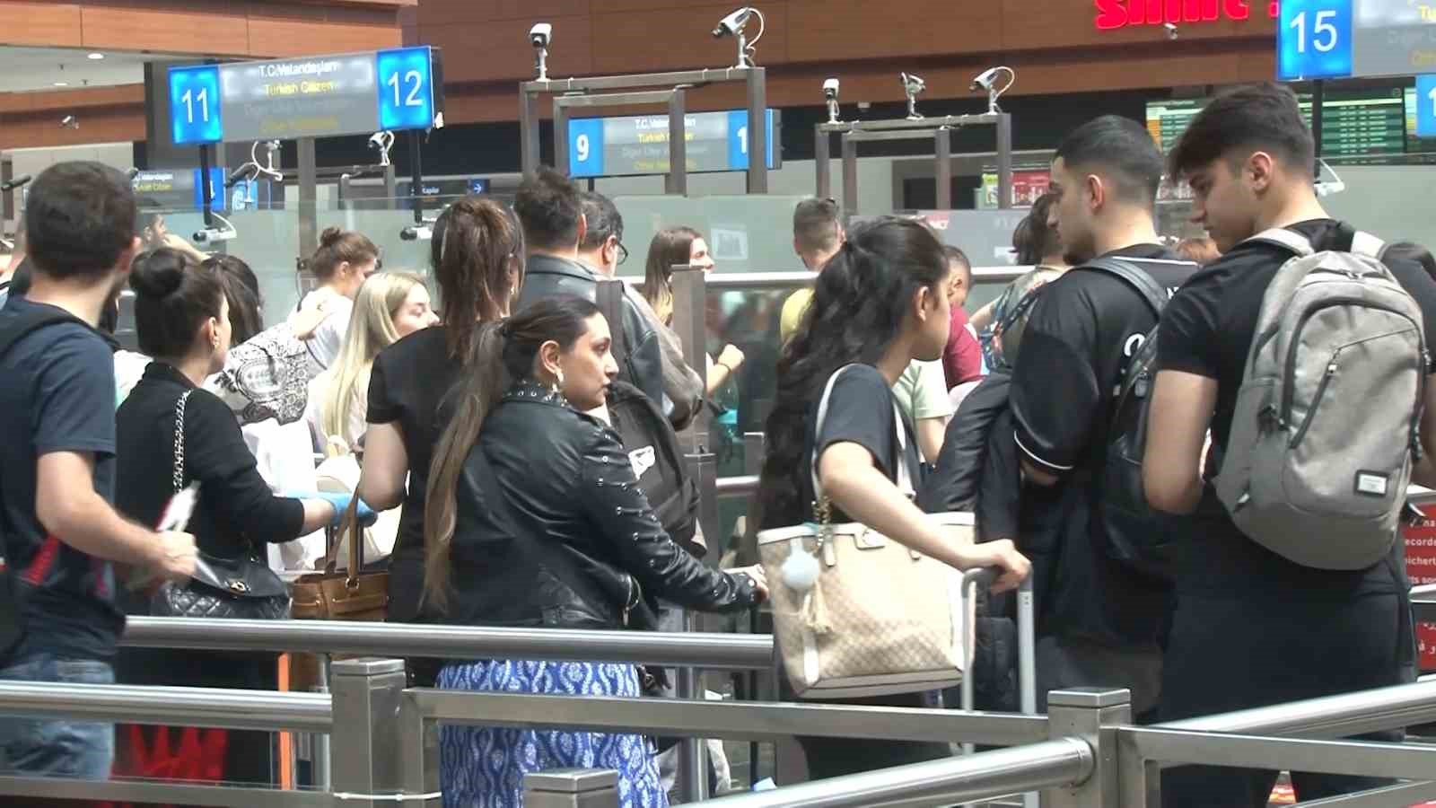 KURBAN BAYRAMINI İSTANBUL DIŞINDA TATİL BELDELERİNDE GEÇİRMEK İSTEYEN VATANDAŞLAR SABİHA