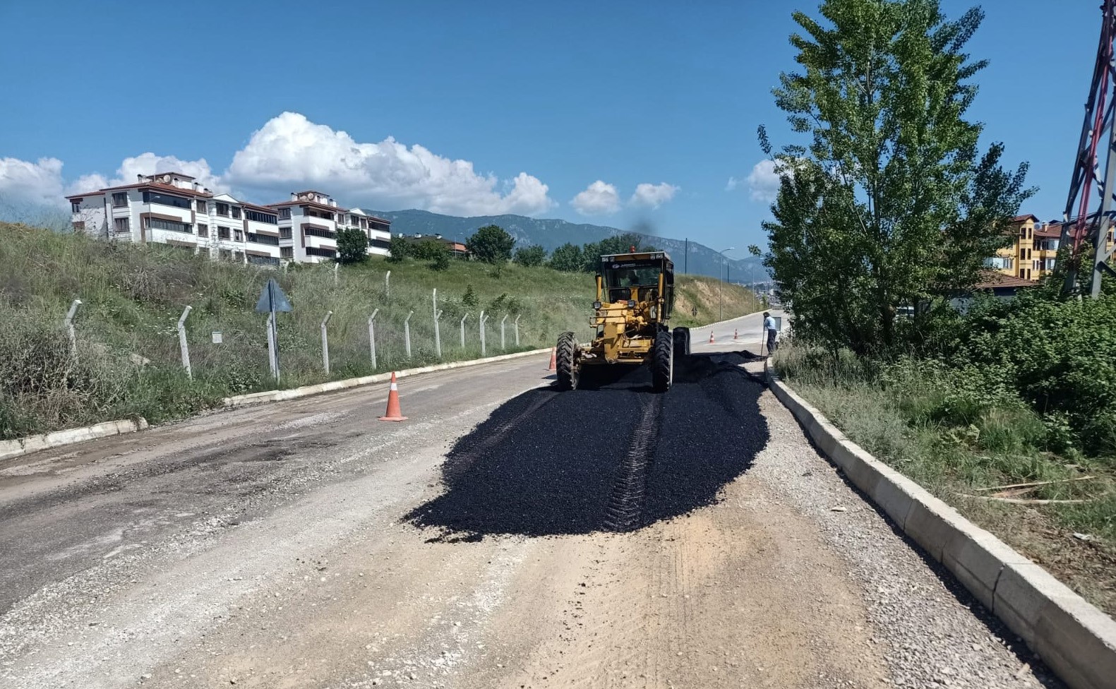 SAFRANBOLU BELEDİYESİ TARAFINDAN YAZ SEZONUNA GİRİLMESİYLE BİRLİKTE BOZUK YOLLARDA ASFALT