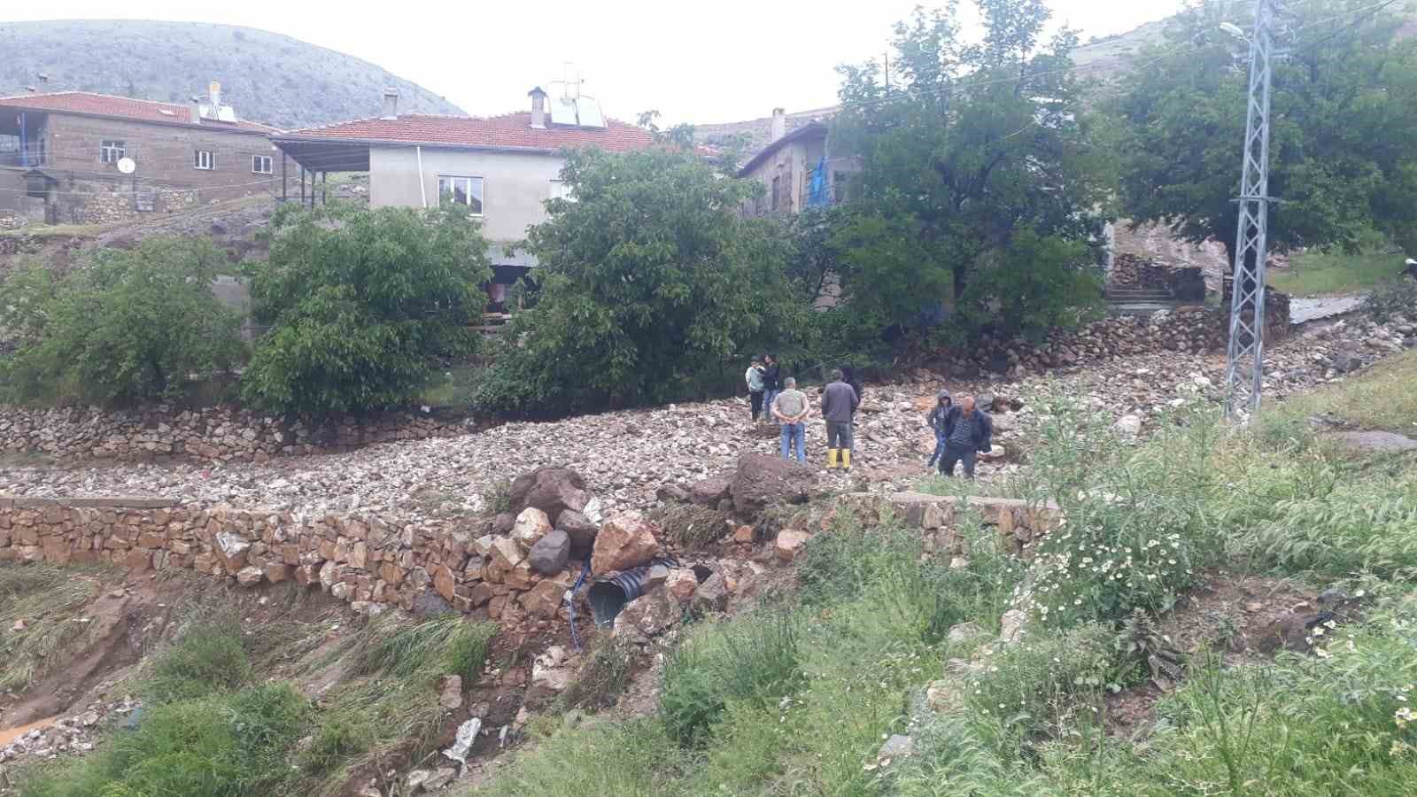 KAYSERİ'DE ÖĞLE SAATLERİNDE ETKİLİ OLAN SAĞANAK YAĞIŞ BAZI BÖLGELERDE SELE
