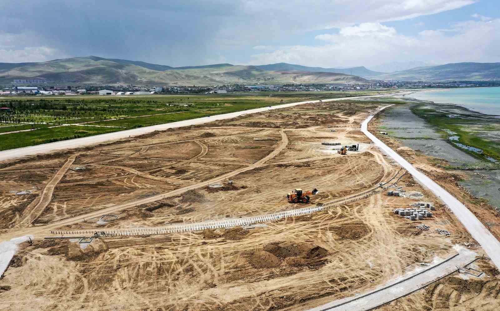 VAN BÜYÜKŞEHİR BELEDİYESİ, ŞEHRİ GÖL İLE BULUŞTURAN SAHİL YOLU PROJESİ