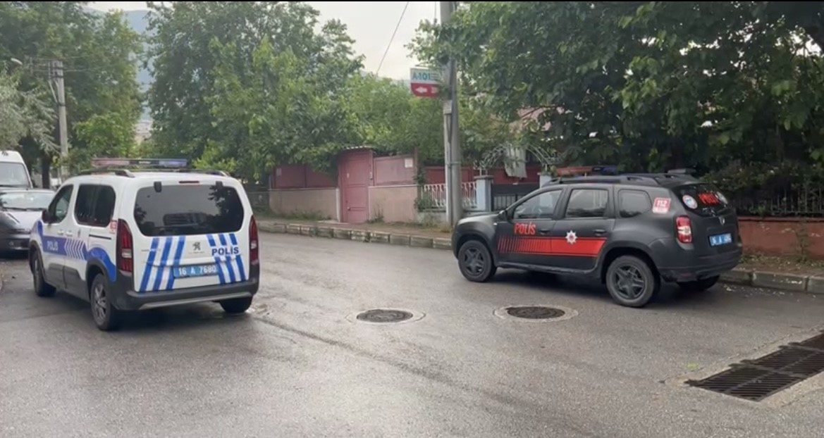 BURSA'DA CAMİİ AVLUSUNDA SOHBET ETMEK İÇİN BULUŞTUĞU ARKADAŞININ ŞAKALAŞIRKEN ATEŞ