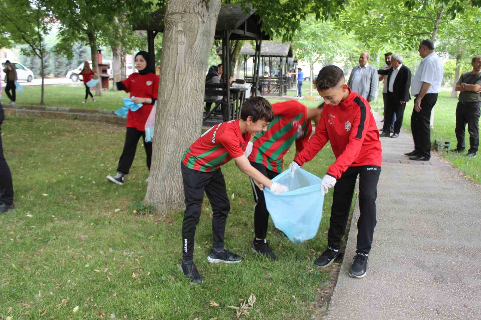 SPORCULAR VE ÖĞRENCİLER PİKNİK ALANINDA ÇEVREDEKİ ÇÖPLERİ TOPLADILAR