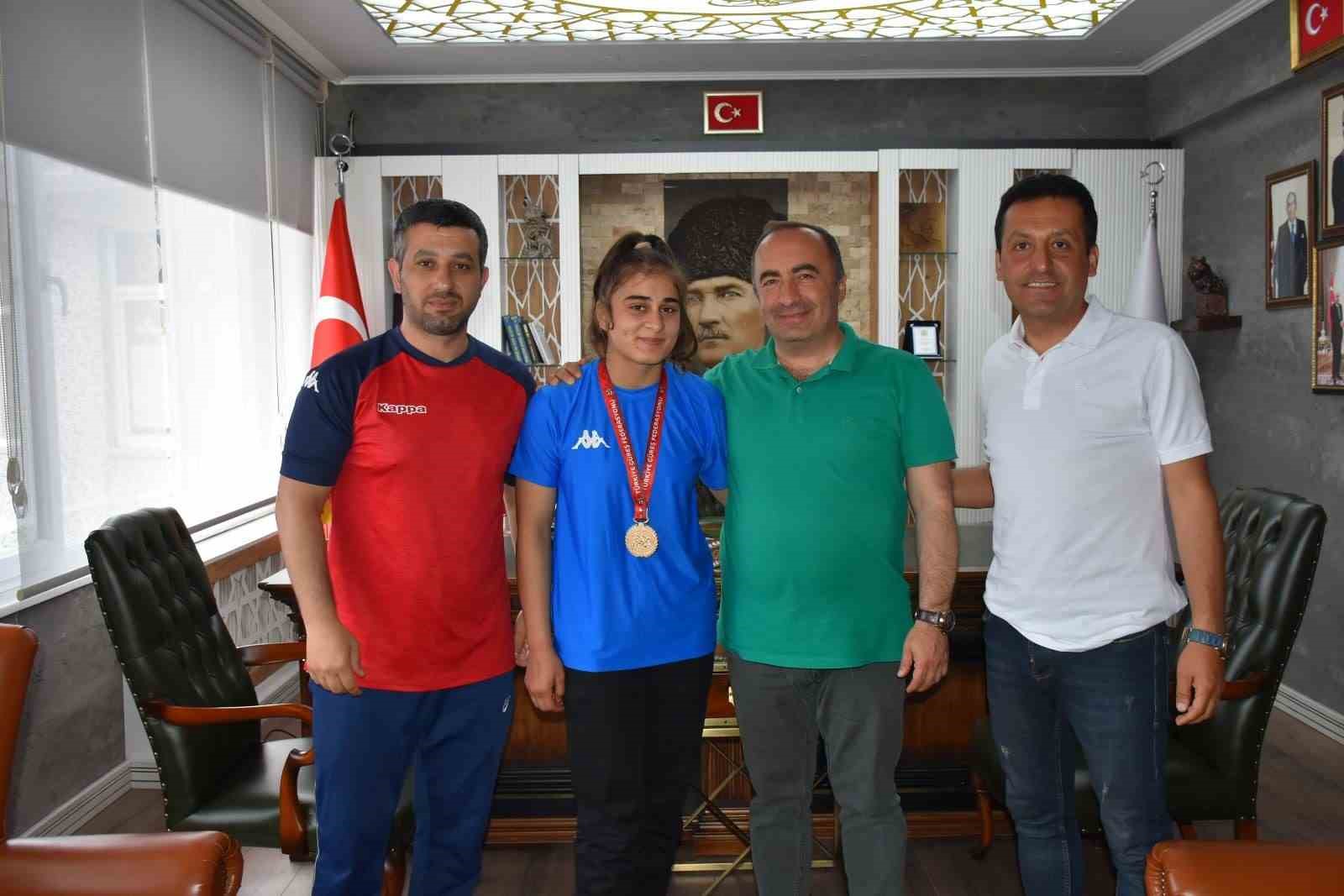 NİĞDE’DE DÜZENLENEN U15 KADINLAR GÜREŞ TÜRKİYE ŞAMPİYONASINDA 58 KİLODA TÜRKİYE