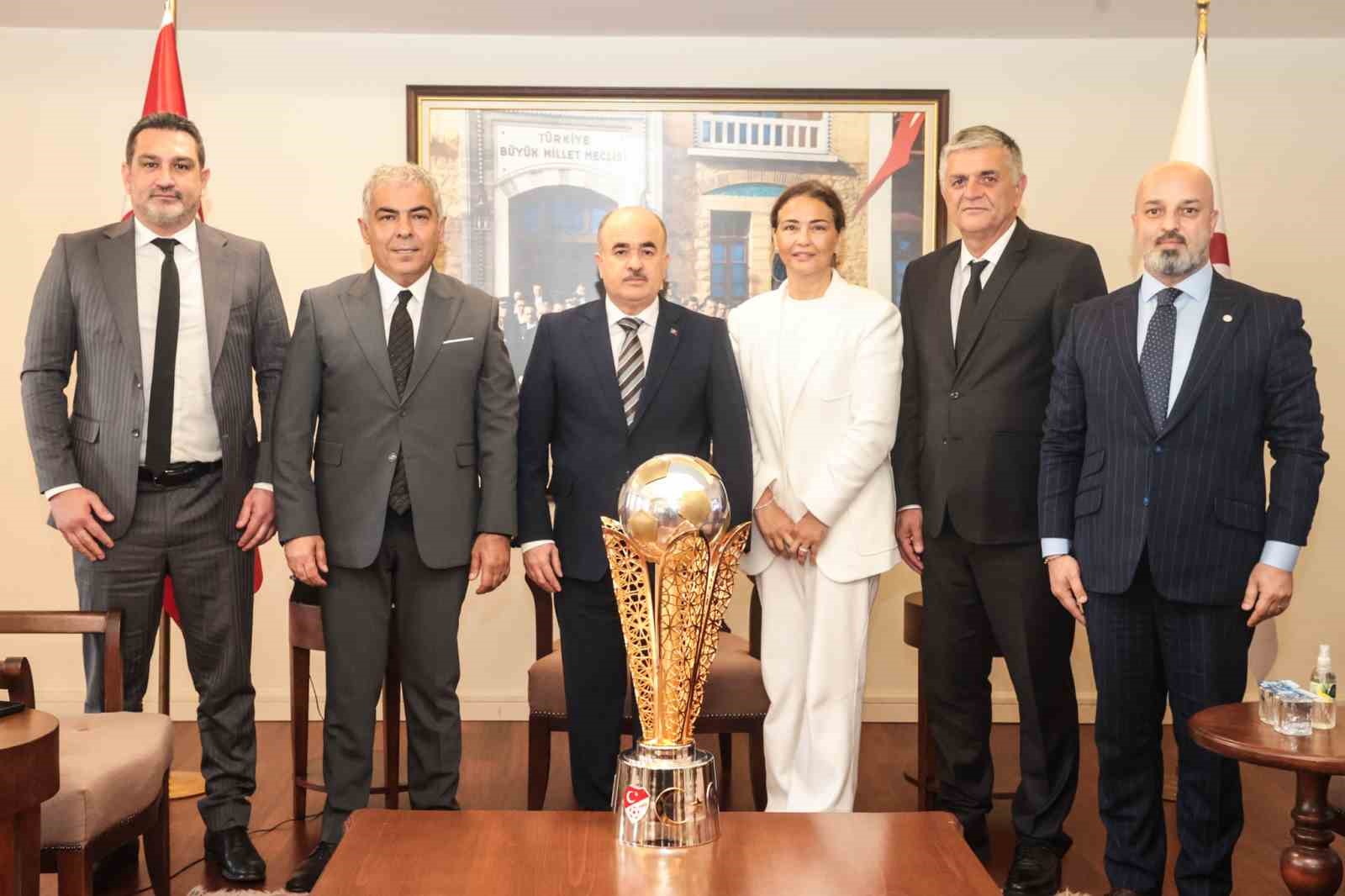 SPOR TOTO 1. LİG’İN ŞAMPİYONU SAMSUNSPOR’UN KUPASI SAMSUN VALİLİĞİ’NE GETİRİLDİ.