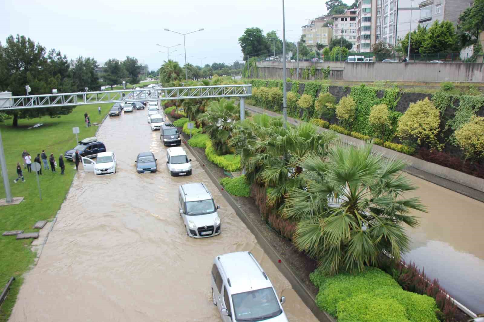 SAMSUN’DA ETKİLİ OLAN SAĞANAK SELE DÖNÜŞTÜ. SUYLA KAPLANAN YOL, CADDE
