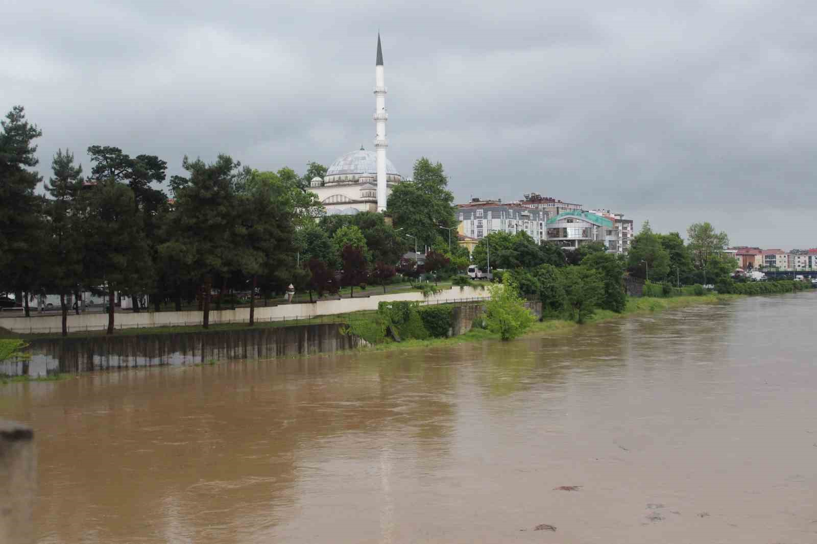 SAMSUN'UN DOĞUSUNDA ŞİDDETLİ YAĞIŞ ETKİSİNİ SÜRDÜRÜRKEN, SON 24 SAAT İÇERESİNDE
