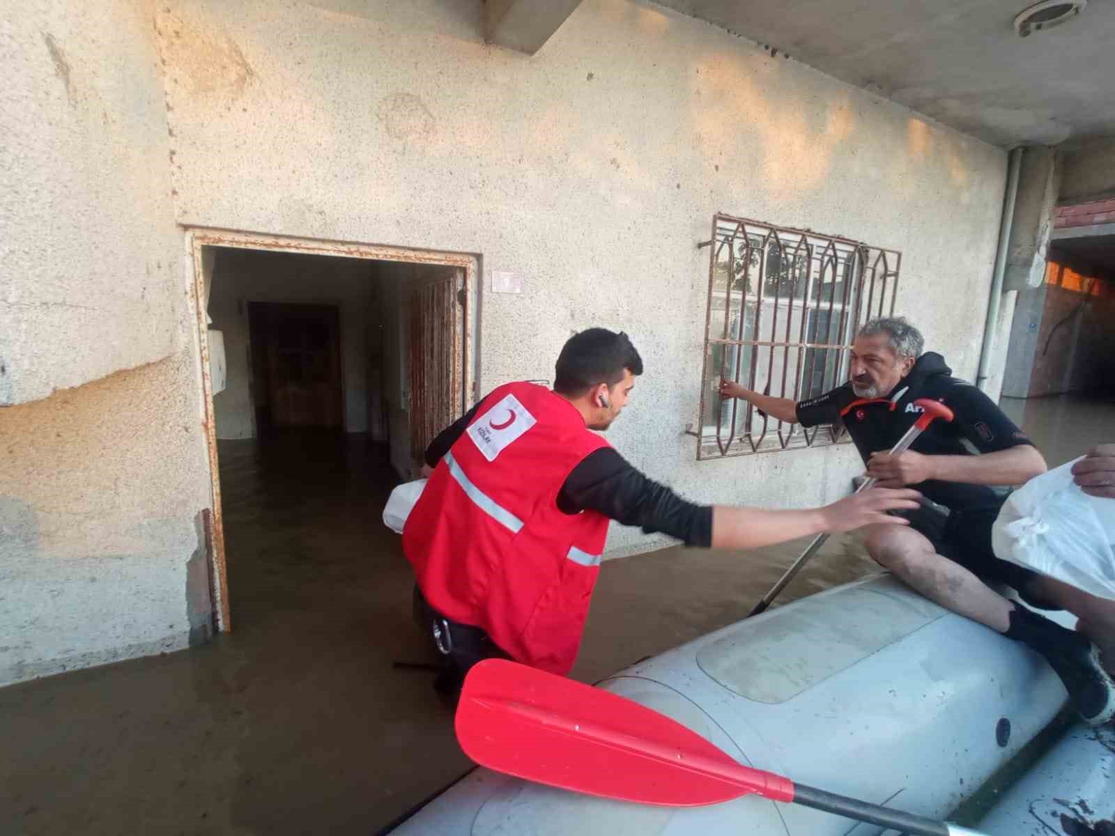 SAMSUN’UN TERME İLÇESİNDE YAŞANAN SEL FELAKETİNDE EVLERİNDE MAHSUR KALAN VATANDAŞLARIN