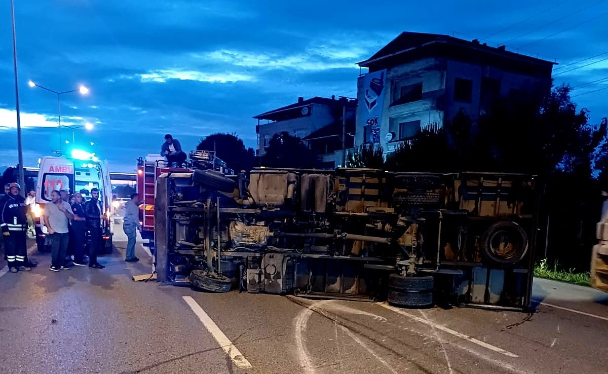 SAMSUN'DA KARGO KAMYONUN DEVRİLMESİ SONUCU MEYDANA GELEN TRAFİK KAZASINDA 1