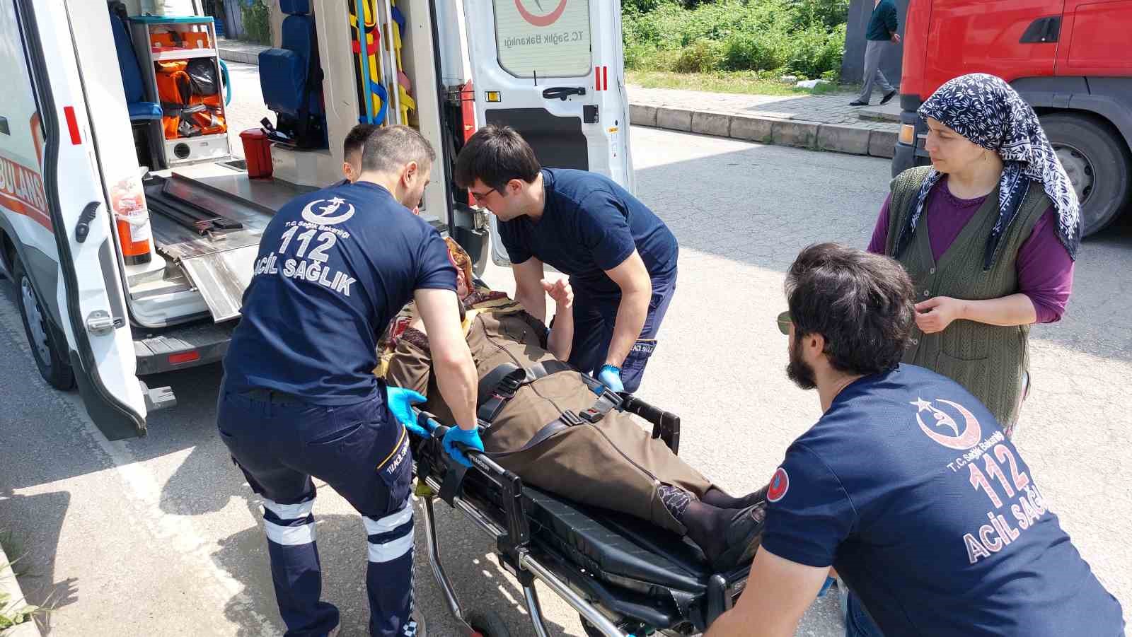 SAMSUN'DA MİNİBÜSÜN KAVŞAKTA HAFİF TİCARİ ARAÇLA ÇARPIŞMASI SONUCU  3