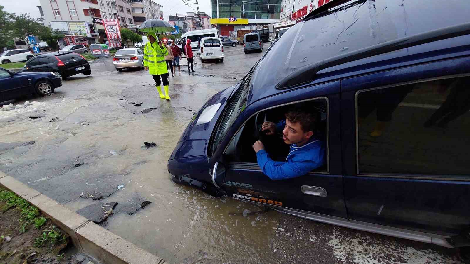 SAMSUN'DA SAĞANAK YAĞIŞ DOLAYISIYLA YOLLAR ÇÖKTÜ, ARAÇLAR MAHSUR KALDI, İŞ