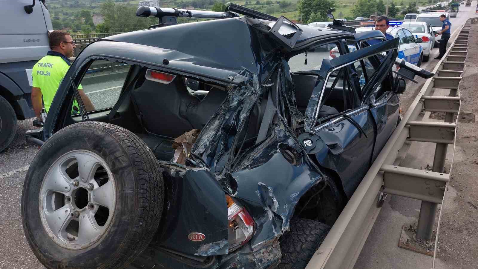 SAMSUN'DA TIR İLE OTOMOBİLİN ÇARPIŞMASI SONUCU MEYDANA GELEN TRAFİK KAZASINDA