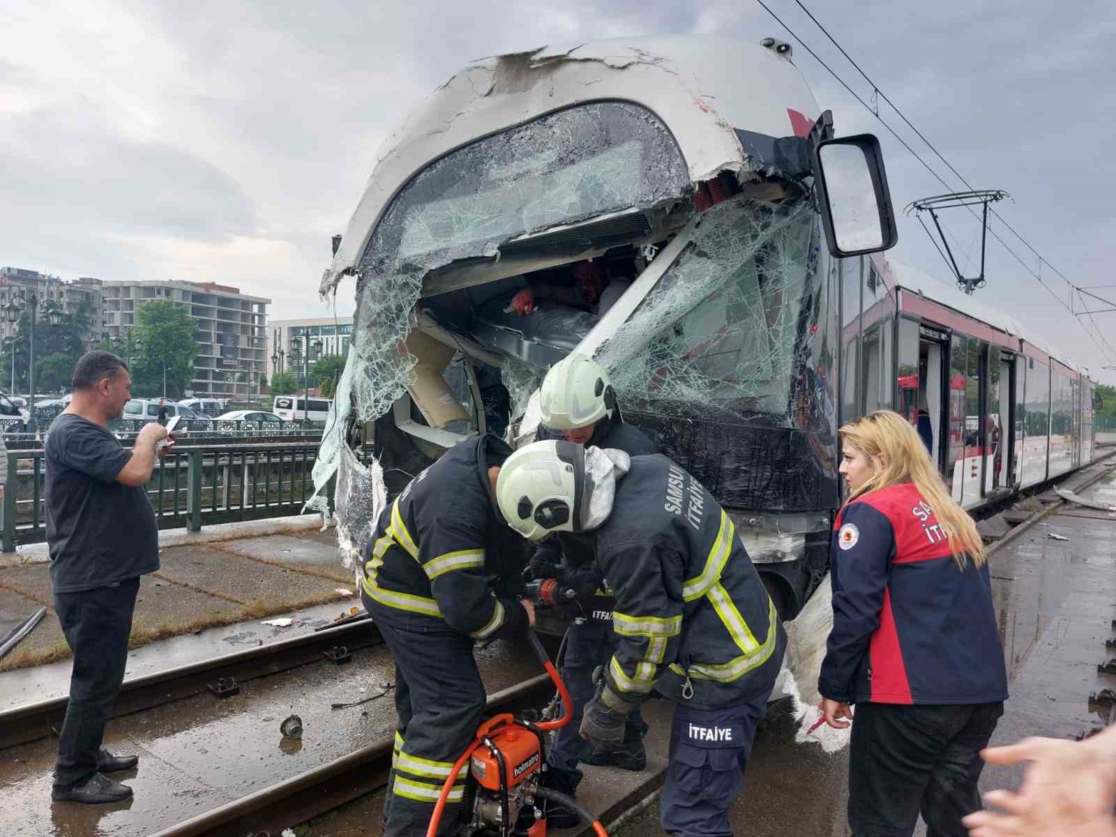 SAMSUN’DA BİR TRAMVAYIN KÖPRÜDE ÖNÜNDEKİ TRAMVAYA ARKADAN ÇARPTIĞI KAZADA İLK