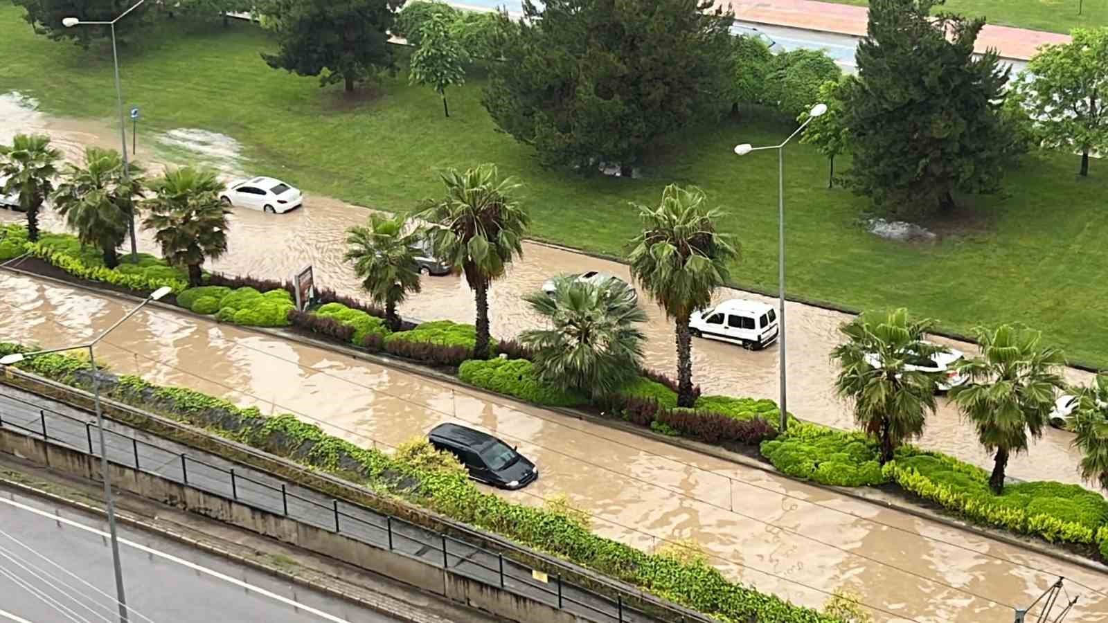 SAMSUN'U YİNE SEL VURDU, CADDELER GÖLE DÖNÜP KALDIRIMLAR ÇÖKTÜ, ARAÇLAR