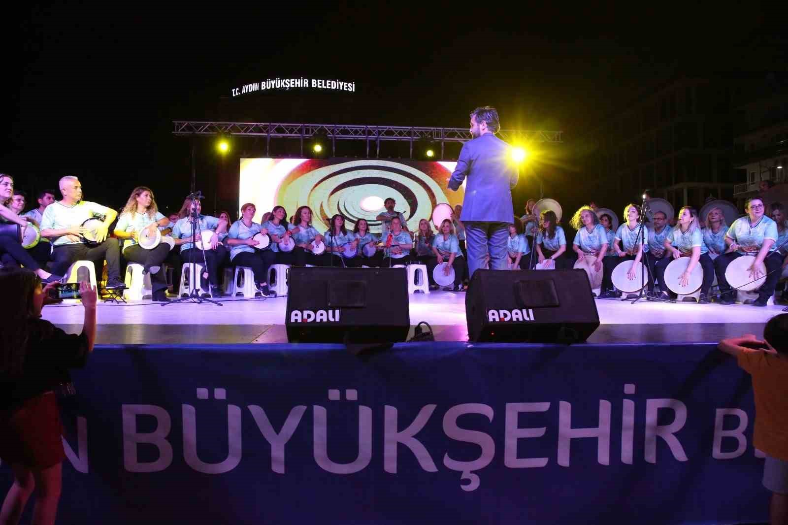 AYDIN BÜYÜKŞEHİR BELEDİYESİ KURSİYERLERİNDEN OLUŞAN RİTİM GRUBU AYDINLILARA DOYUMSUZ BİR