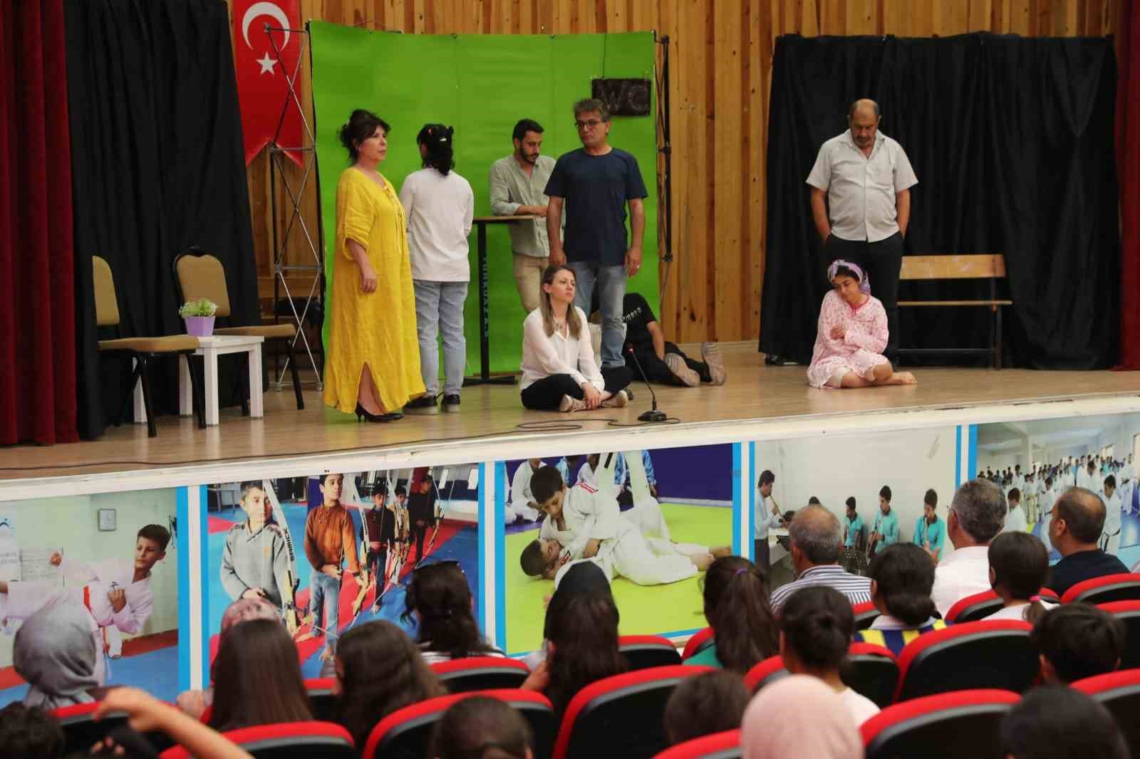 ŞANLIURFA’DA BAĞIMLILIKLA MÜCADELE KONULU TİYATRO OYUNU SAHNELENDİ