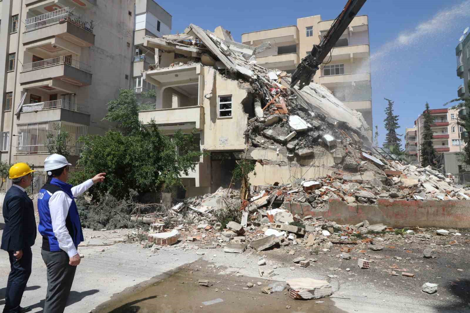 ŞANLIURFA’DA DEPREMİN İZLERİ SİLİNİYOR