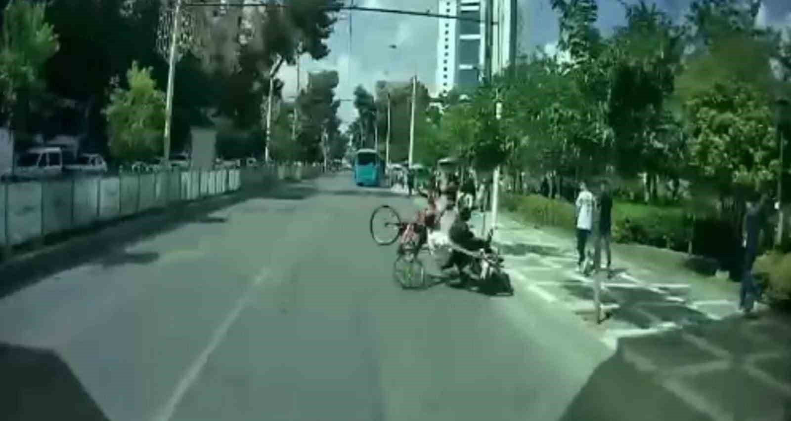 ŞANLIURFA'DA MOTOSİKLETLE BİSİKLETİN KAFA KAFAYA ÇARPIŞTIĞI KAZADA 3 KİŞİ YARALANDI.