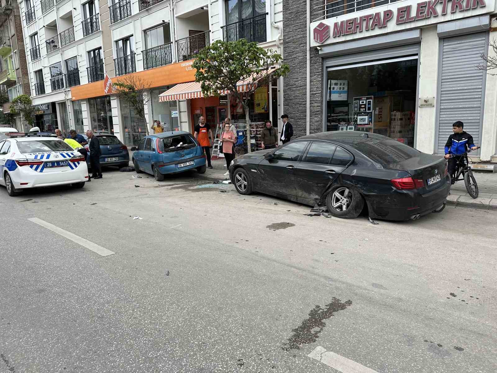 ESKİŞEHİR’DE DİREKSİYON BAŞINDA SARA NÖBETİ GEÇİREN SÜRÜCÜ, PARK HALİNDEKİ 2