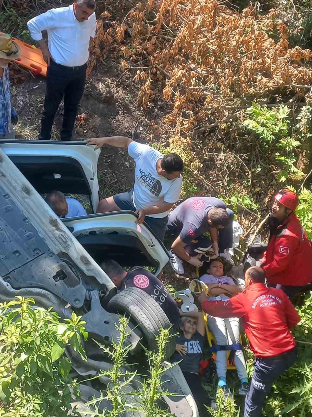 BALIKESİR BALYA'DA MEYDANA GELEN TRAFİK KAZASINDA ŞARAMPOLE UÇAN OTOMOBİLDEN 6