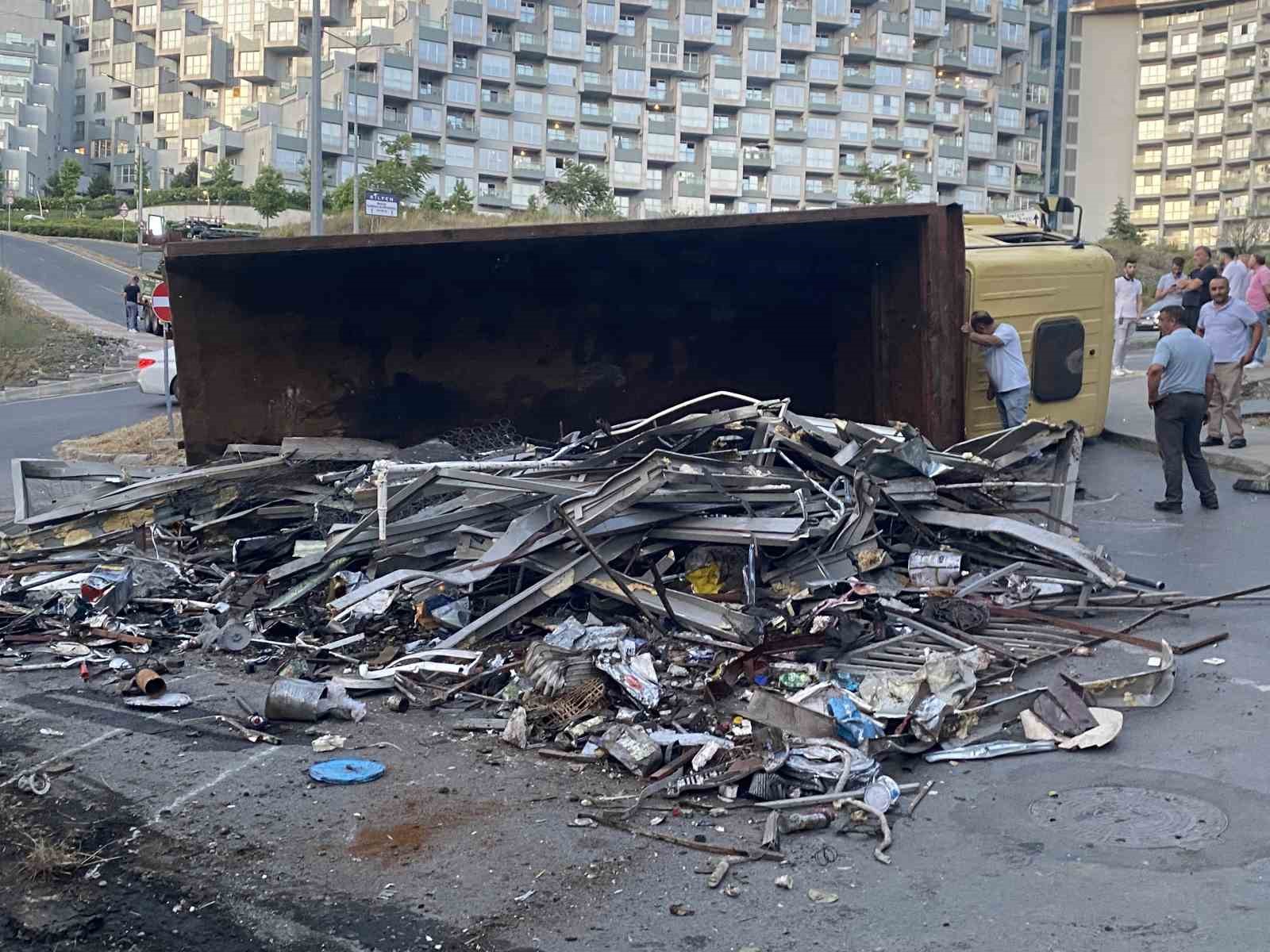 YAN YATAN KAMYON ARKADAN GÖRÜNÜM