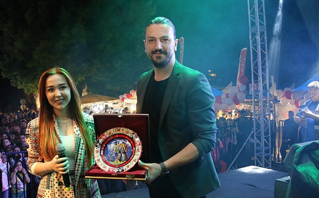 KONSER SONRASI  HEDİYE TAKDİMİ